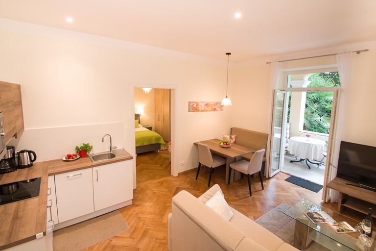 Meran, geräumige Zweiraumferienwohnung mit großen sonnigen Südbalkon (1)